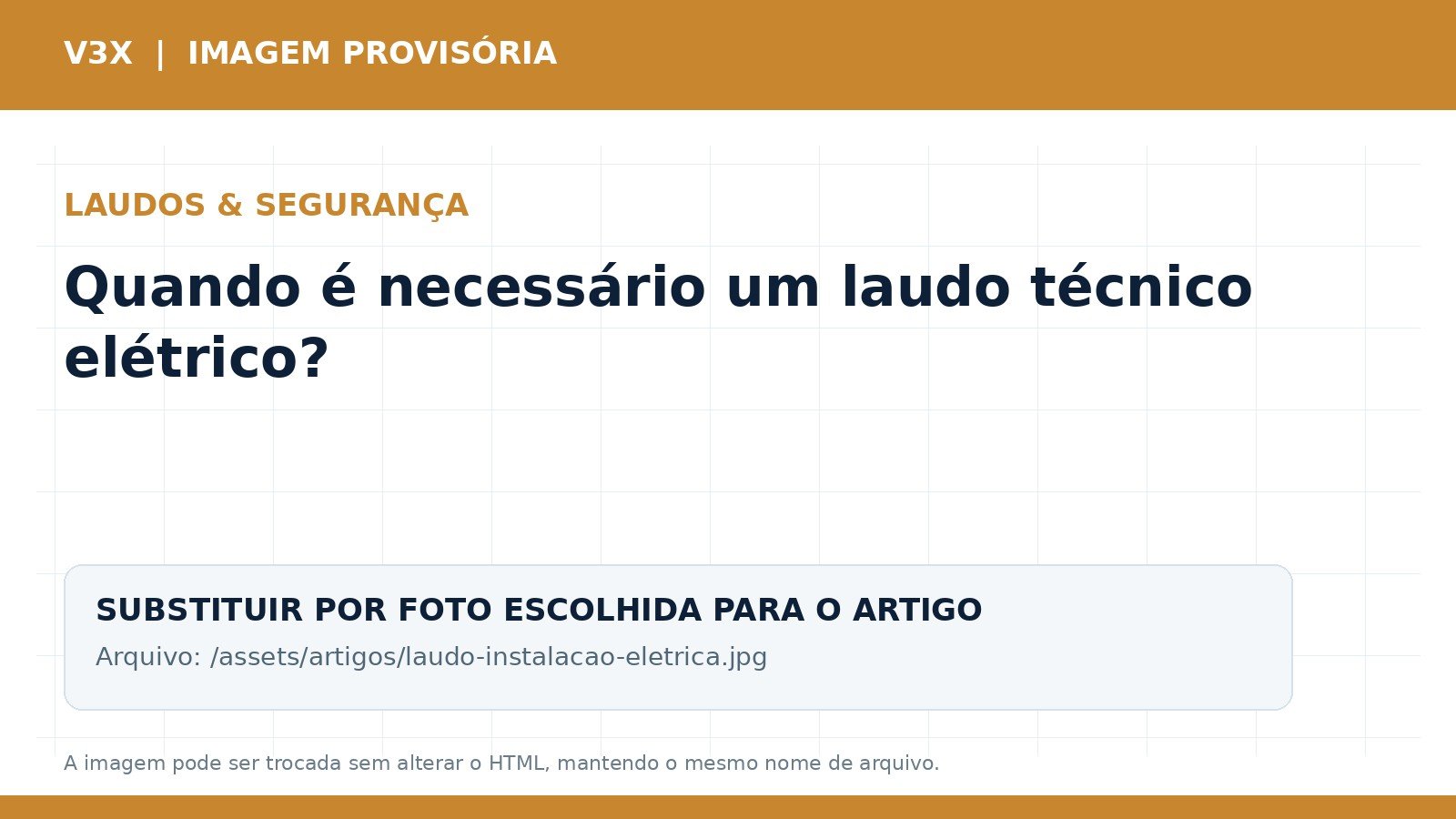 Engenheiro realizando inspeção e registro de instalação elétrica